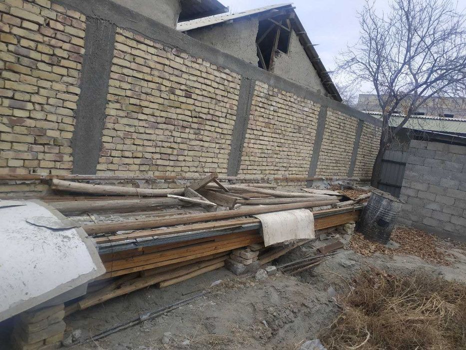 Shifer va strapelalar sotiladi