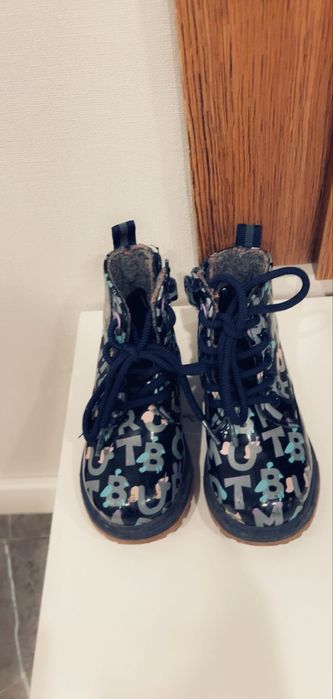 Детские вещи для девочки — куртка и сапоги