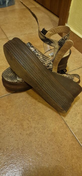 Обувки на висока платформа