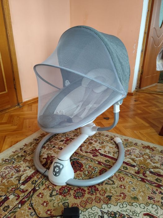 Продам манежу, качалку, стол стульчик.