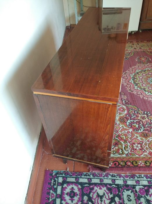 Тумбочка полированная.