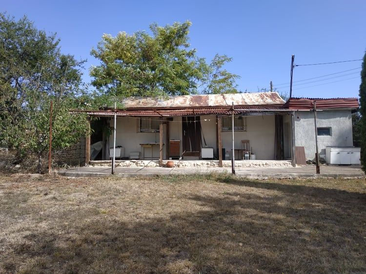 Дворно място с фургон