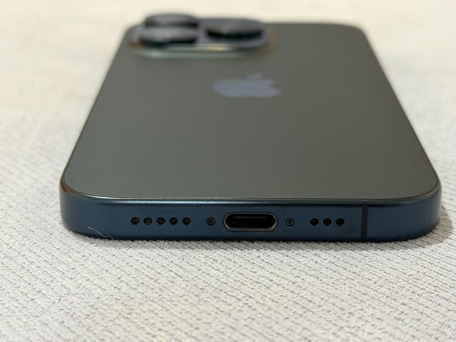 iPhone 15 Pro 256 GB – impecabil, fără zgârieturi, baterie 88%