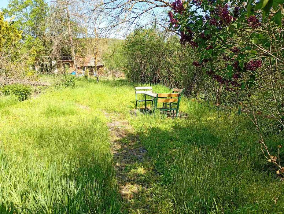 Къща с голям двор – тиха локация в екологичен регион, ток/вода, подходяща за целогодишно живеене