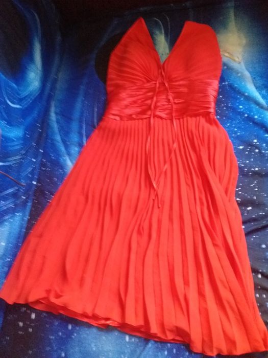 Blugi gravidute, rochita de ocazie.