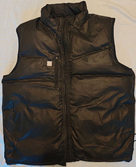 Vând vesta Nike unisex, neagra, mărimea L. Ușoară și calduroasa.