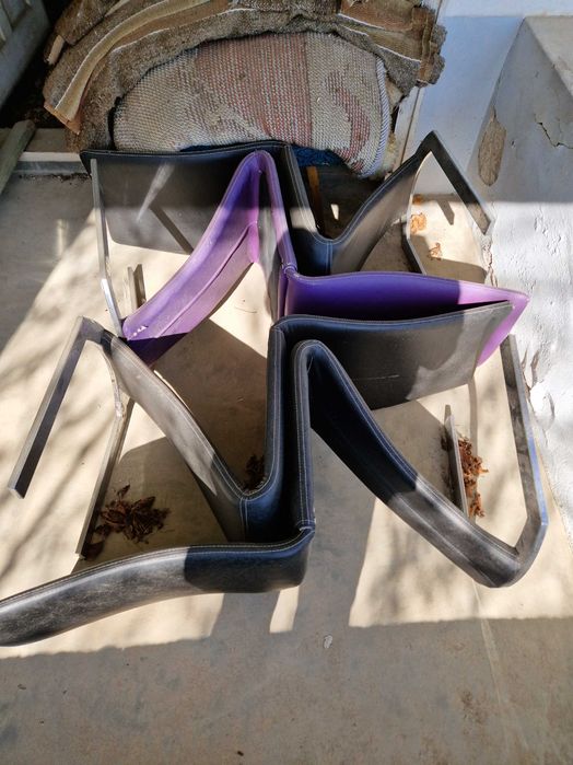 Продават се четири стола за кухня 3 черни и 1 лилав