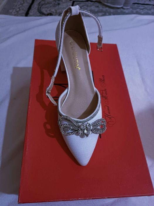 Женский  туфли и один банный халат