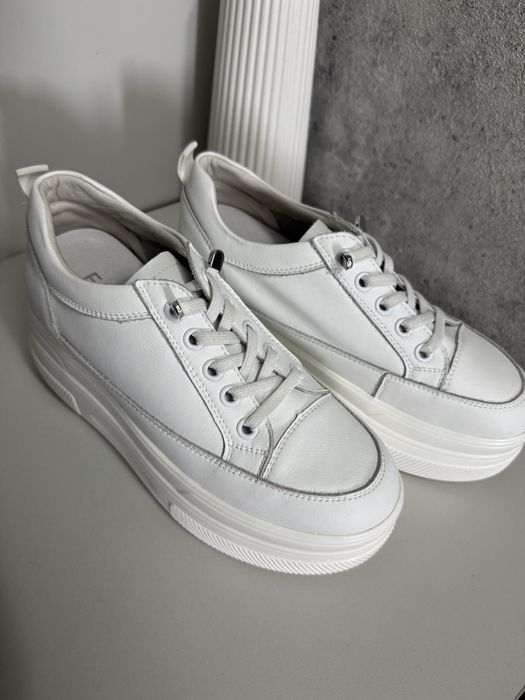 Кроссовки женские