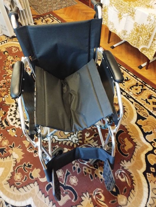 Scaun cu rotile pentru persoane cu dizabilități