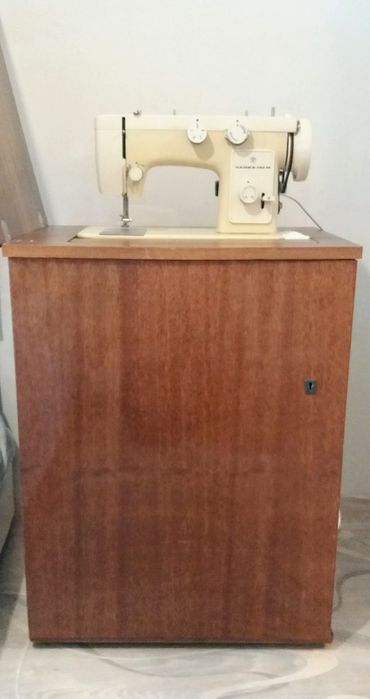 Швейная ножная машинка