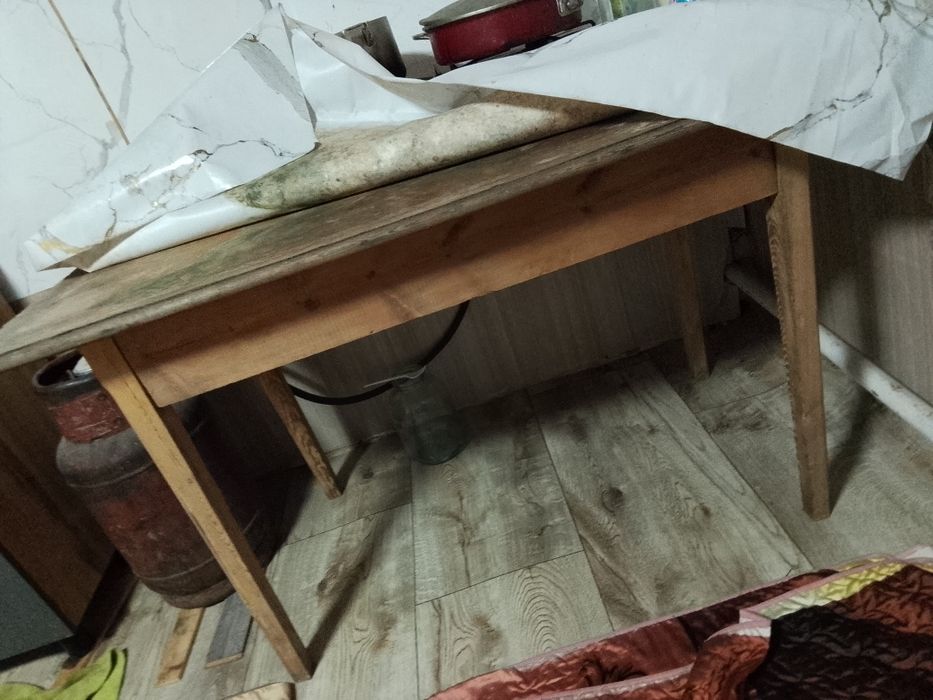 Продам  стол и шкаф