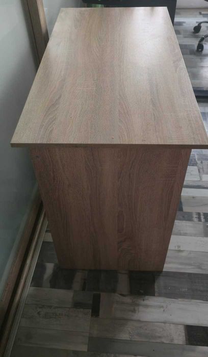 2 ученичешки бюра в отлично състояние. Размери Ш 100, В 70, Д60.