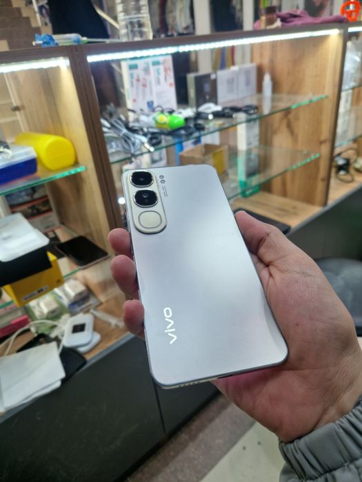Продаю vivo v40 lite