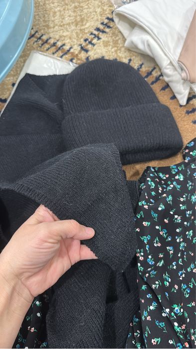 Қысқы жаңа бас киімдер сатылыды.