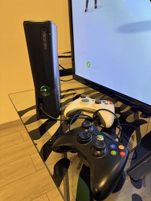 Xbox 360 Slim + 2 controllere + 13 jocuri