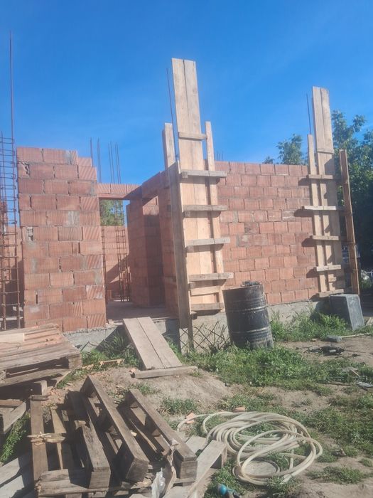 Echipa de meseriași case la rosu