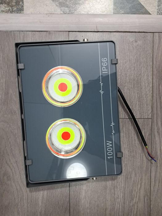 Прожектор  сатамын  . Прожектор   продам .