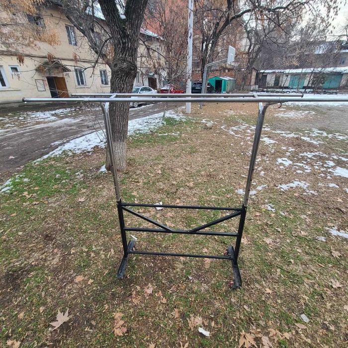 Двухярусная вешалка для одежды с роликами