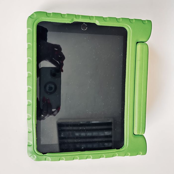 iPad 7Gen, със зарядно и кейс