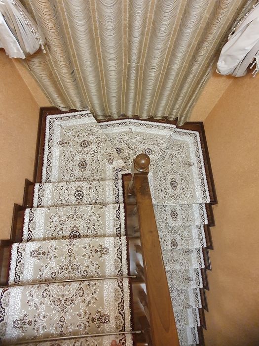 Гилам кесиш тикиш ва улаш хизматлари.