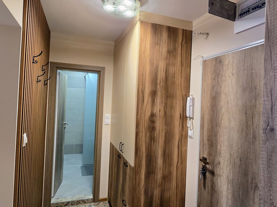 Под наем нов двустаен, Гранд мол