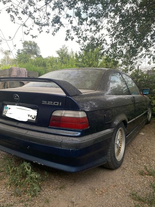 Срочно продам машину BMW 320i