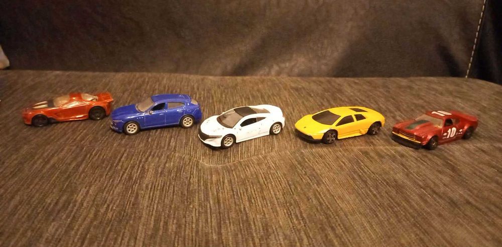 Продавам колички.