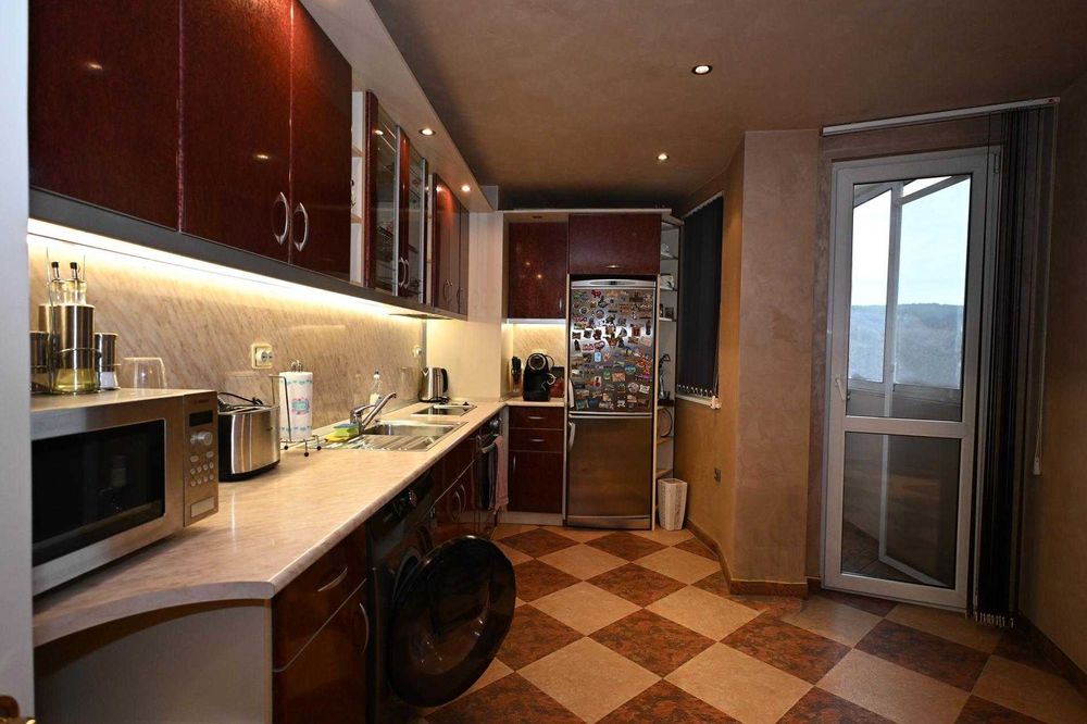 Четиристаен апартамент в гр. Перник център - с ремонт и обзавеждане