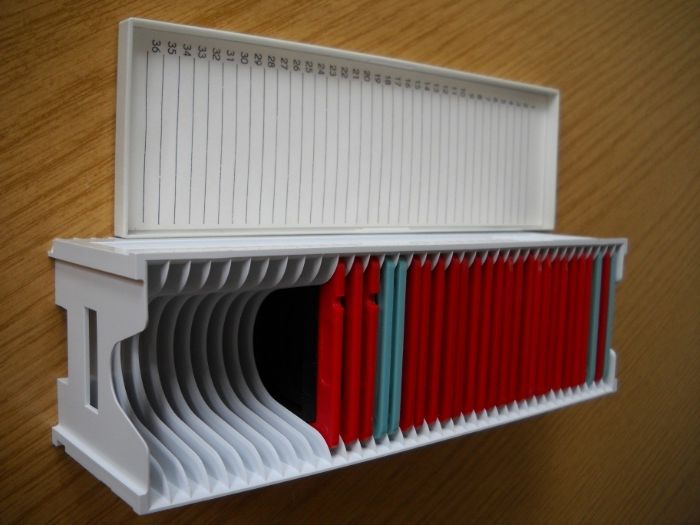 Продавам празни касети за диапозитиви (за диапроектор)