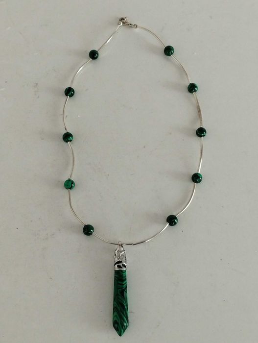 Посребрени колиета,с родиево покритие медальони с естествени камъни .