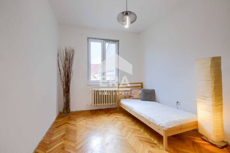 Дава се под наем Тристаен апартамент в София, Център - 88 кв.м за 1097.01 € - Снимка #3