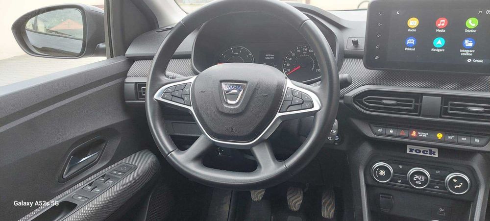 Vând Dacia Logan 3 în stare perfectă, toate reviziile la reprezentanță, 96.000 km.