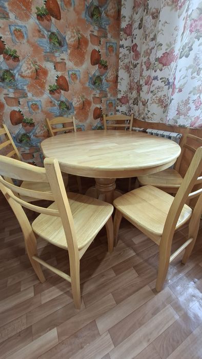 Продам обеденный стол и 6 стульев из натурального дерева