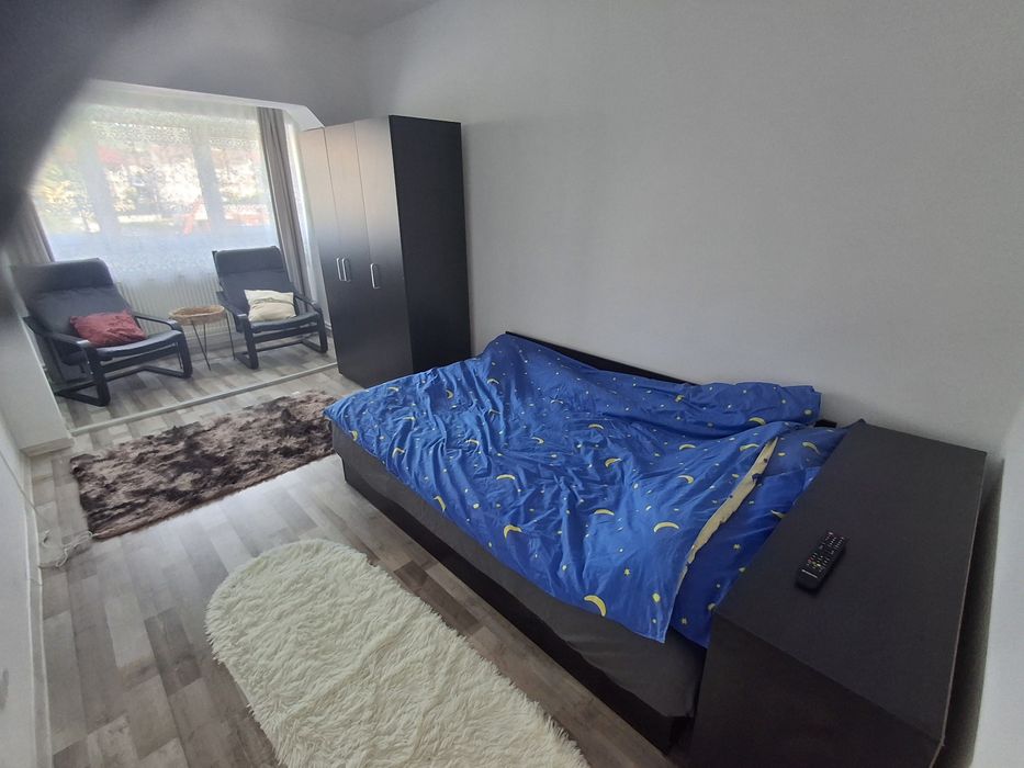 Inchiriez apartament trei camere zona centrala
