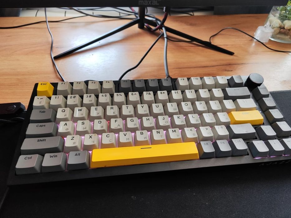 Продам манитор итак далее