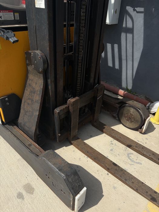 Stivuitor electric CROWN reach-truck