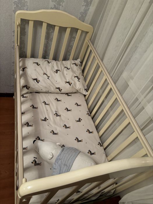 Кровать детская с маятником