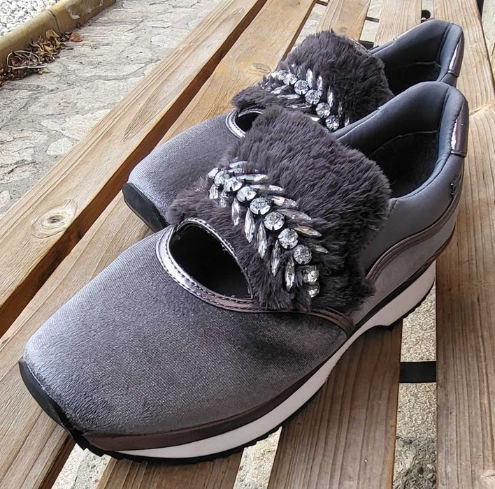 Спортни сиви сникърси с камъни