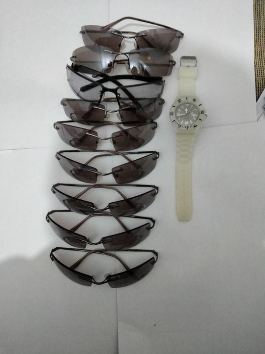 Nouă ochelari și un ceas