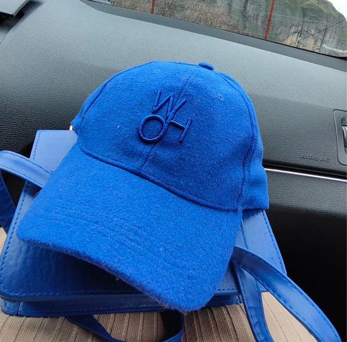 Шапка с козирка в 2 цвята