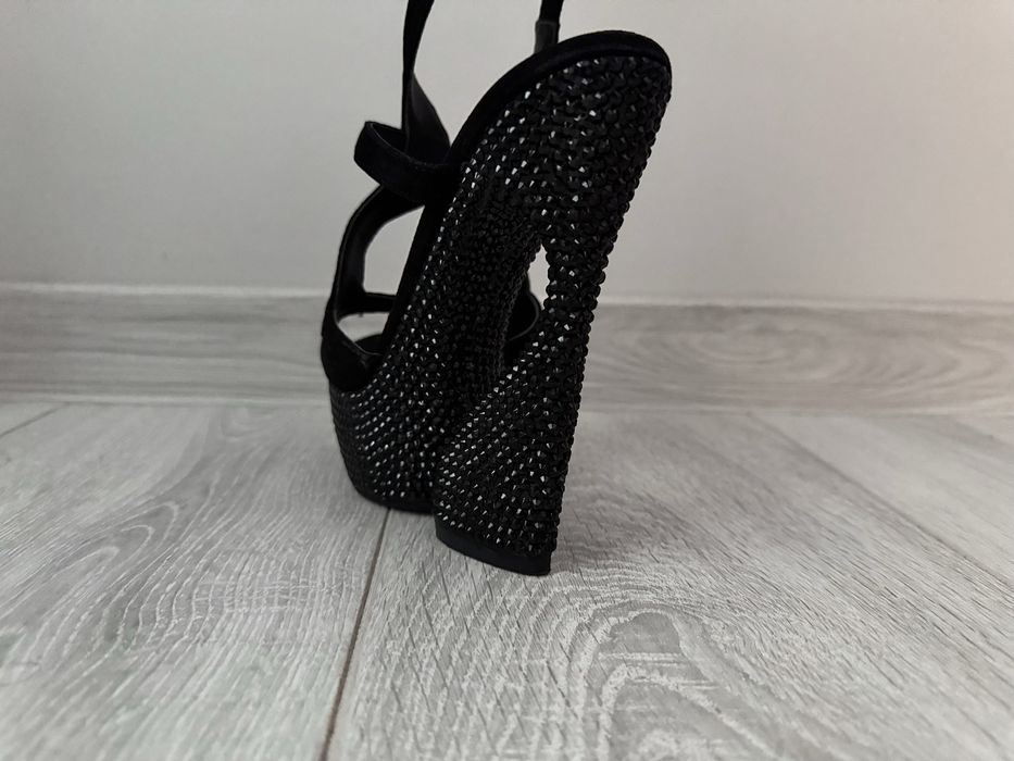 Елегантни високи обувки с камъни