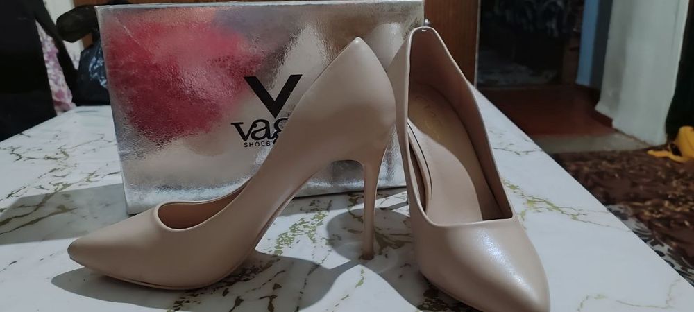 Каблуки женские. От "vaga "shoes бренда . Бежевый цвет