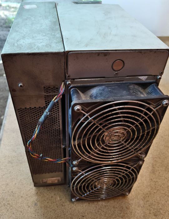 Продам Antminer S19
