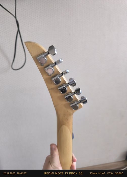 Электрогитара с кабелем