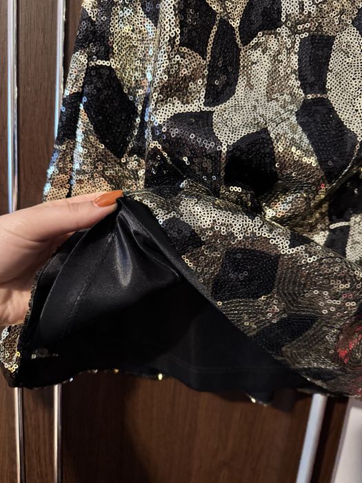 Rochie mini cu paiete negre si aurii
