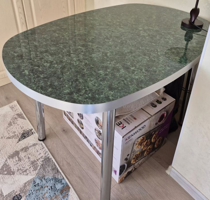 Продам стол кухонный