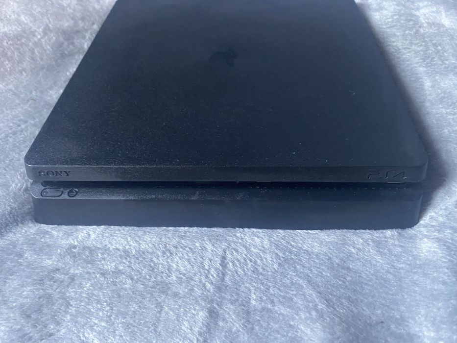 PS4 Slim 500 GB + manetă originală+ 6 jocuri