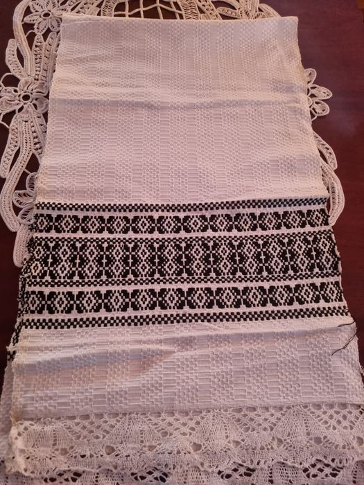 Prosoape/ peretare țesute manual cu motive tradiționale românești