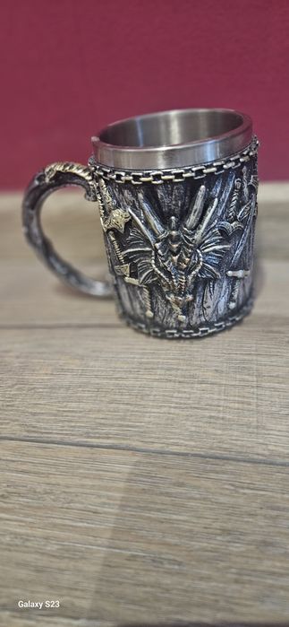 Готическа чаша с дракон и мечове